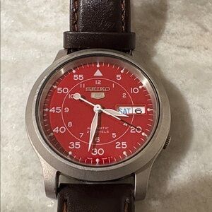 Seiko 5 Red Face, Leather brown band